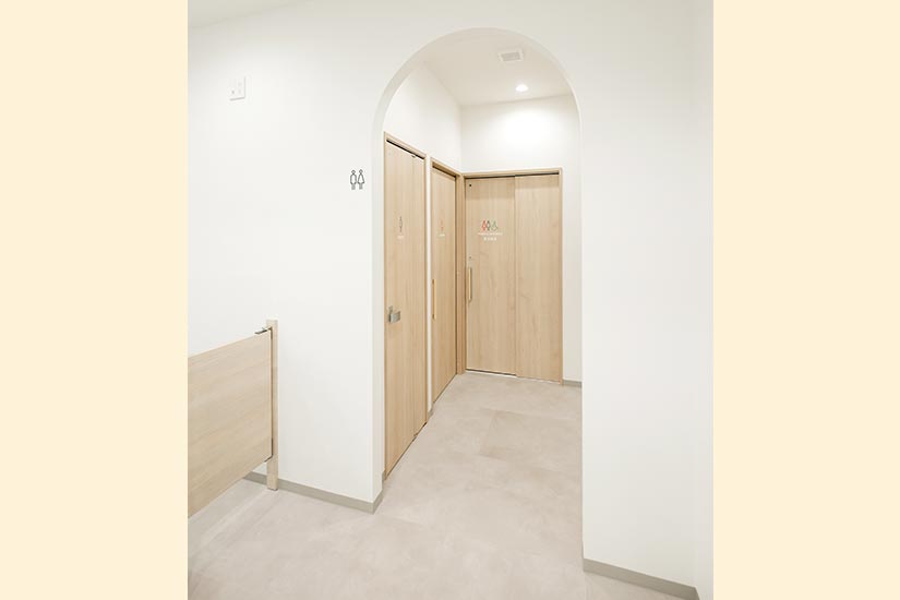 トイレトイレは3つご用意しております。(男性用、女性用、車椅子対応 兼 尿流検査用)