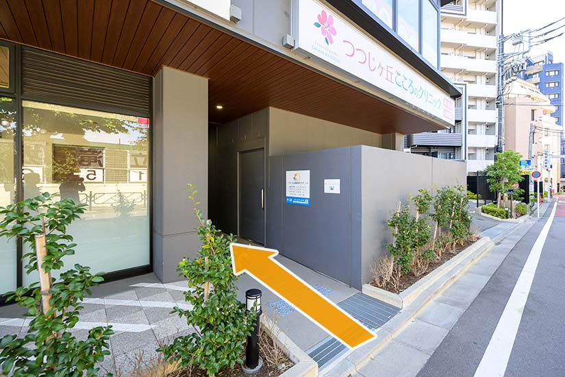 8. ワイズ歯科右側の通路をお進みください。